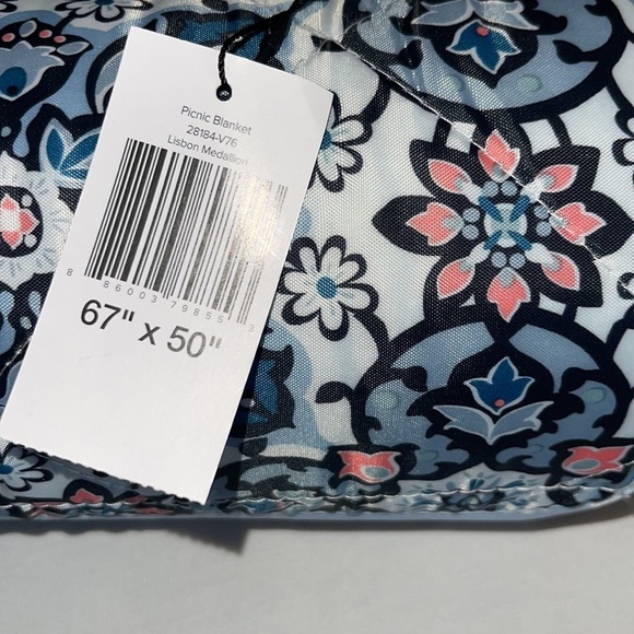 🎈VERA BRADLEY Picnic Blanket 67x50 - Lisbon Medallion print - Picture 4 of 9
